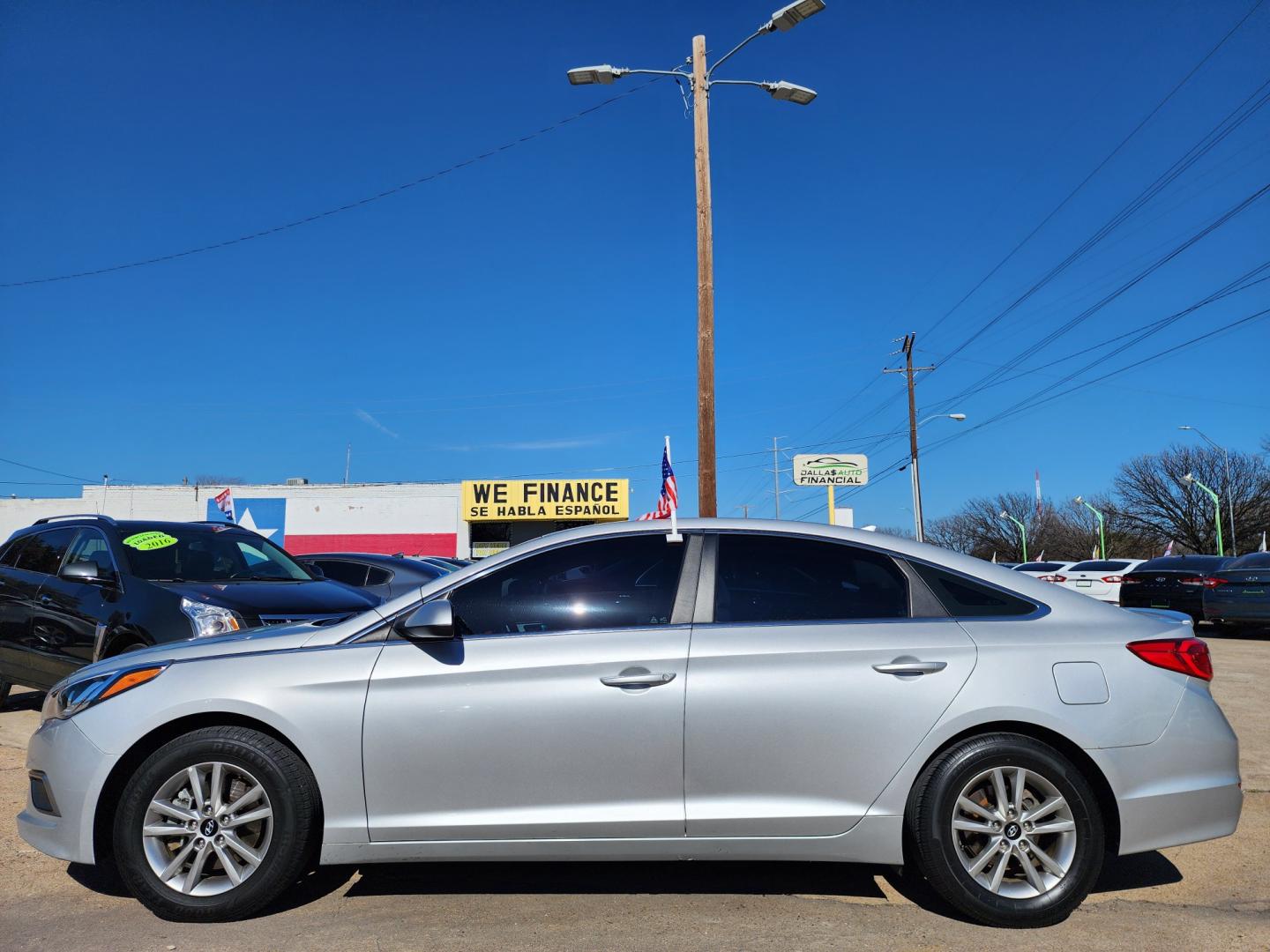 2017 SILVER Hyundai Sonata SE (5NPE24AF8HH) with an 2.4L L4 DOHC 16V engine, 7A transmission, located at 2660 S.Garland Avenue, Garland, TX, 75041, (469) 298-3118, 32.885551, -96.655602 - Welcome to DallasAutos4Less, one of the Premier BUY HERE PAY HERE Dealers in the North Dallas Area. We specialize in financing to people with NO CREDIT or BAD CREDIT. We need proof of income, proof of residence, and a ID. Come buy your new car from us today!! This is a very clean 2017 HYUNDAI SON - Photo#6